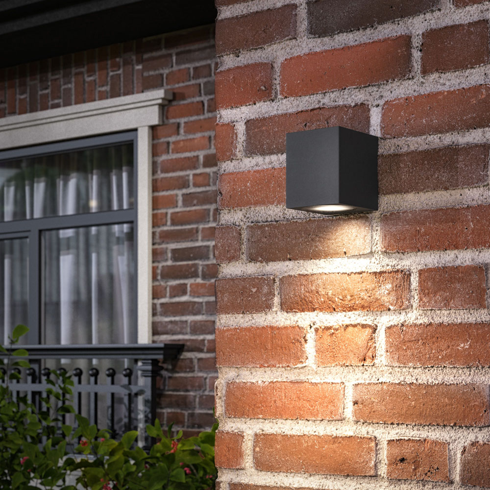 Outdoor_Wall_Scene_4_Lido-Short-Black_HR.jpg