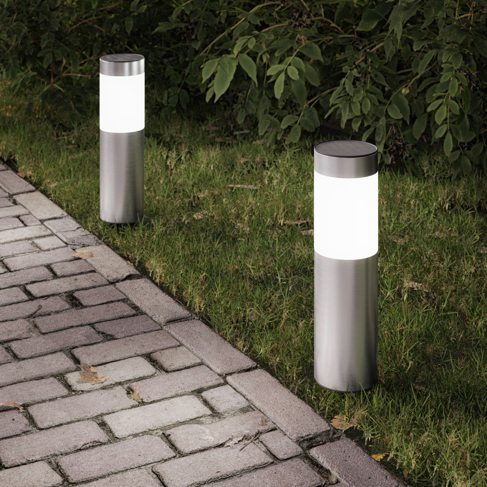 Garden_Path_Scene_2_Canoni_5w6zw4.jpg, tuinverlichtingspaal, stenen padpaal, buitenlamp, LED lamp, zilver/grijs