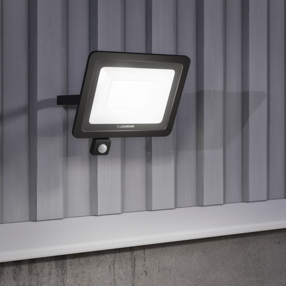 Outdoor_Wall_Scene_6_Cavona_100W_CloseUp.jpg
